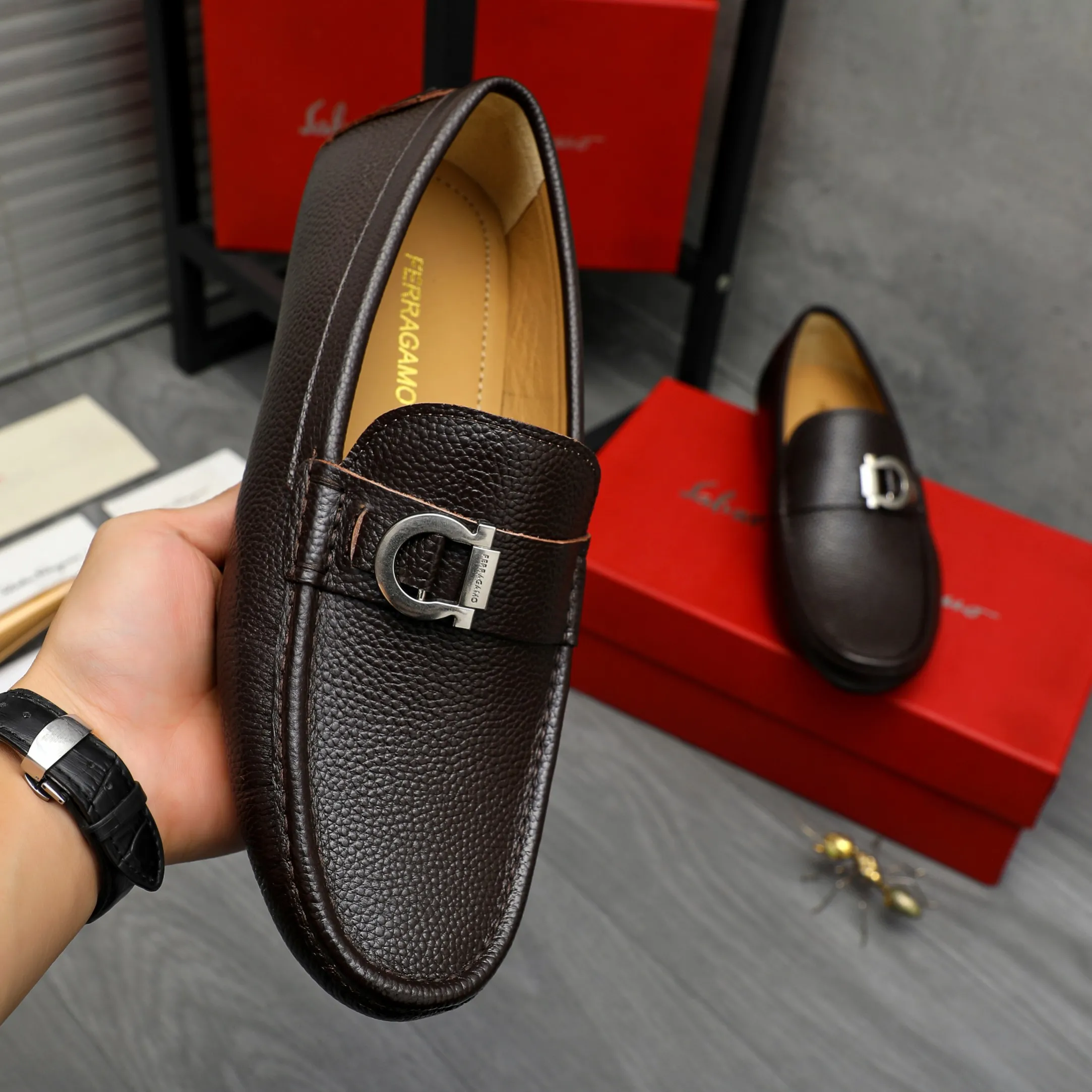 P420 Product trademark: Ferragamo [Ferragamo] Casual slip-on men's shoes Regular size: 38-44 Product material: Selected pebbled cowhide upper, sheepskin lining, original rubber outsole